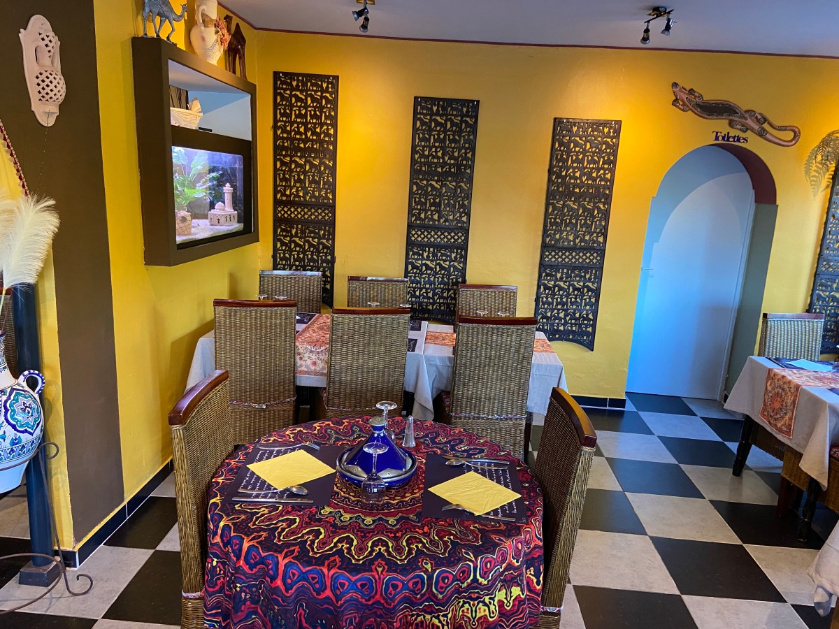 au-salon-d-eden-restaurant-grandmetz-leuze-interieur-tables